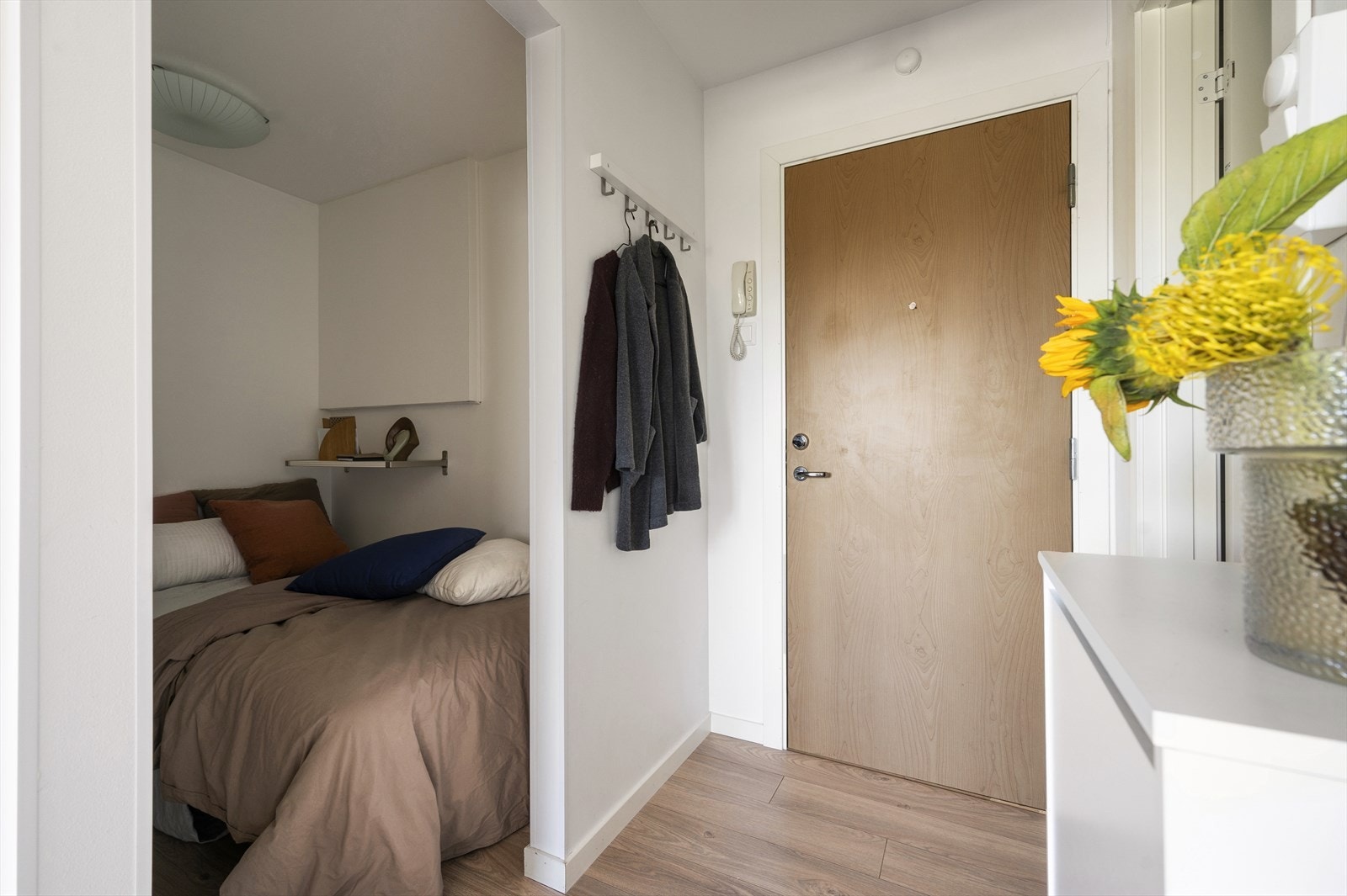 Den har plass til seng om ønskelig. Vær oppmerksom på at dette rommet ikke er godkjent som soverom eller varig opphold, men det fungerer som en praktisk løsning for nåværende eier Galleribilde