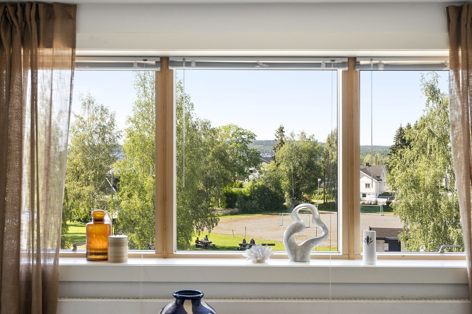 De store vindusflatene sørger for et lysfylt rom med en åpen og luftig atmosfære Galleribilde