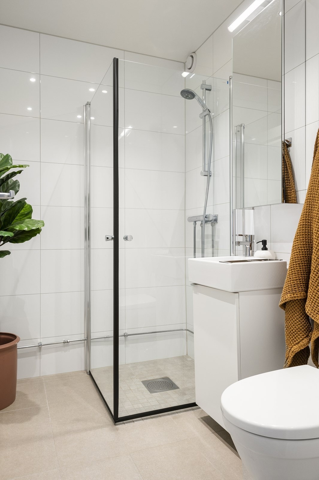 Baderommet ble renovert av Nordlys VVS i 2019 og har et moderne design Galleribilde