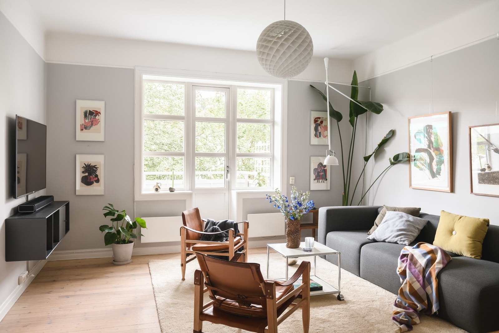 God takhøyde og stilrene farge- og materialvalg. Galleribilde