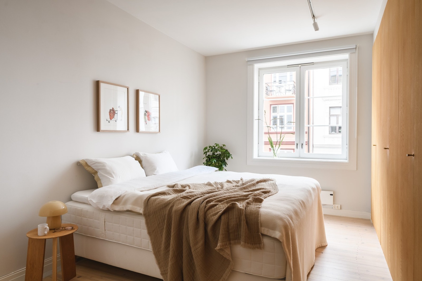 Flott hovedsoverom med god plass til innredning og møblering. Galleribilde