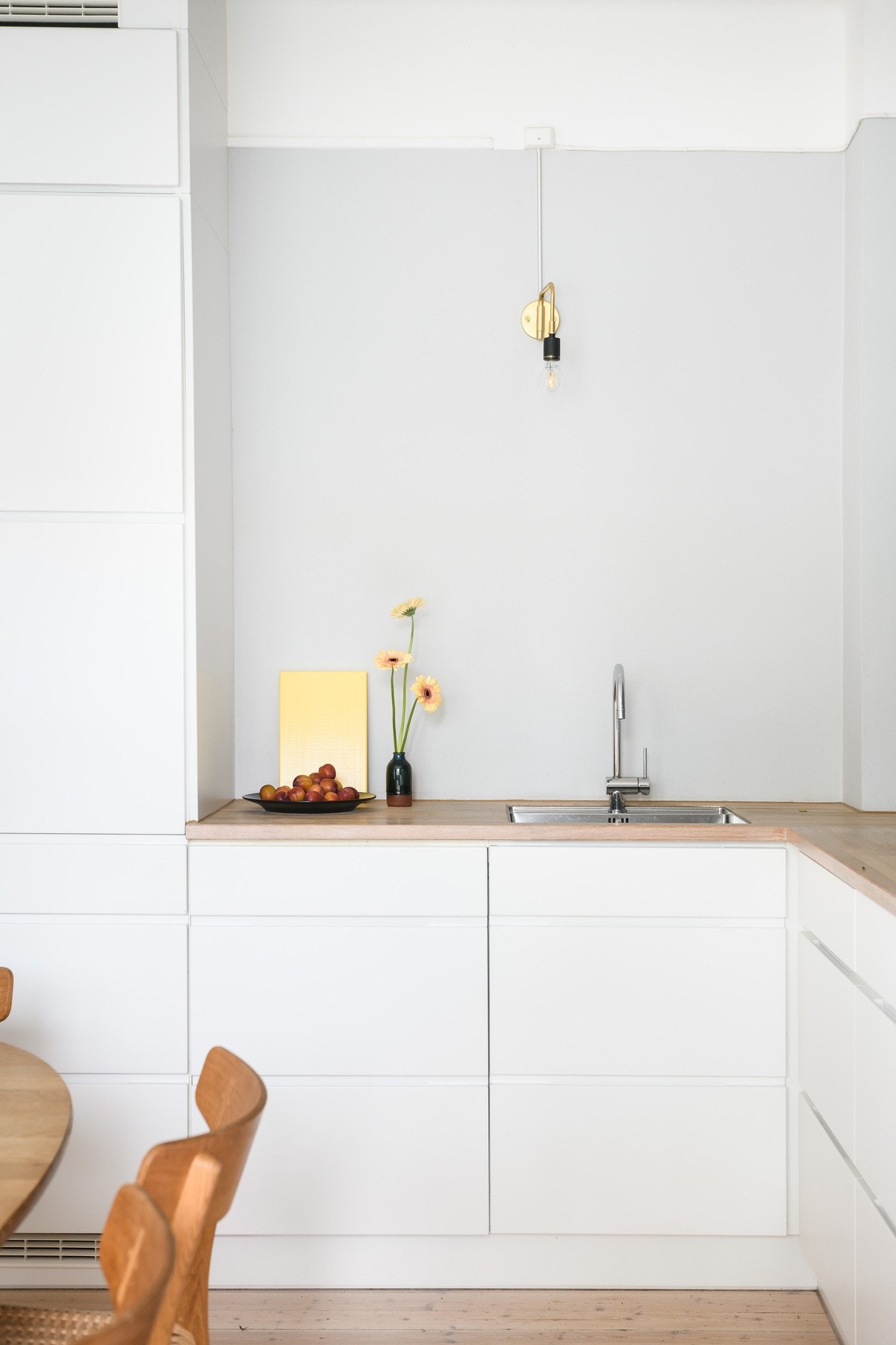 Hvitevarene er integrert i innredningen, og inkluderer induksjon platetopp, stekeovn, oppvaskmaskin, kjøleskap med fryser og vinskap. Galleribilde