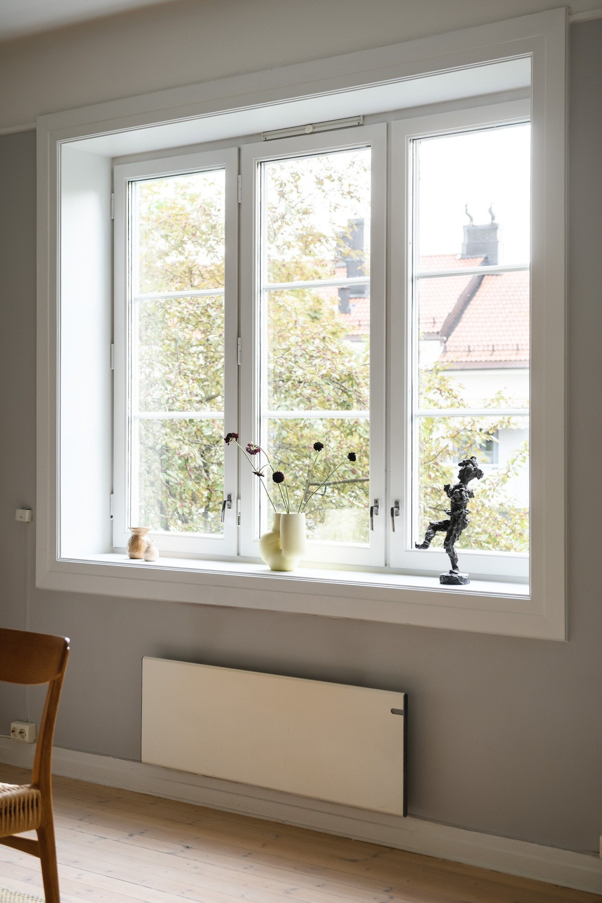 Hyggelig utsyn til frodige omgivelser. Store vindusflater slipper inn rikelig med naturlig lys. Galleribilde