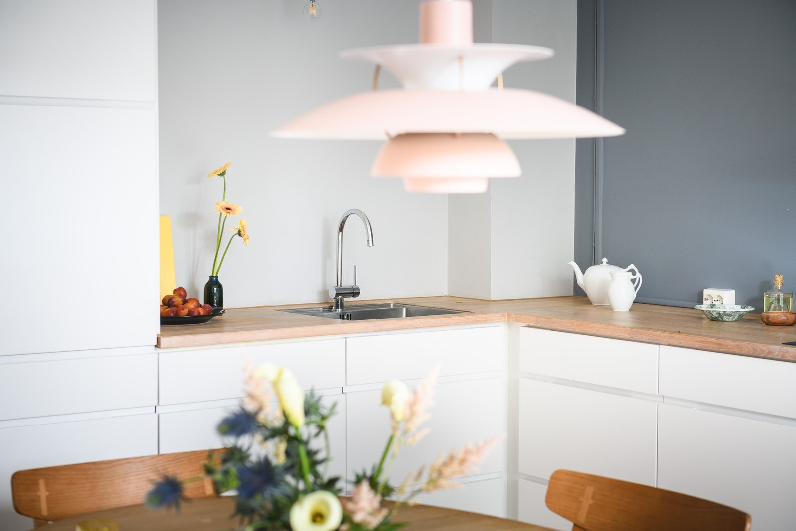 Kjøkkeninnredningen ble satt inn ny 2016, og har et moderne uttrykk med slette hvite fronter og eikelaminerte benkeplater. Galleribilde