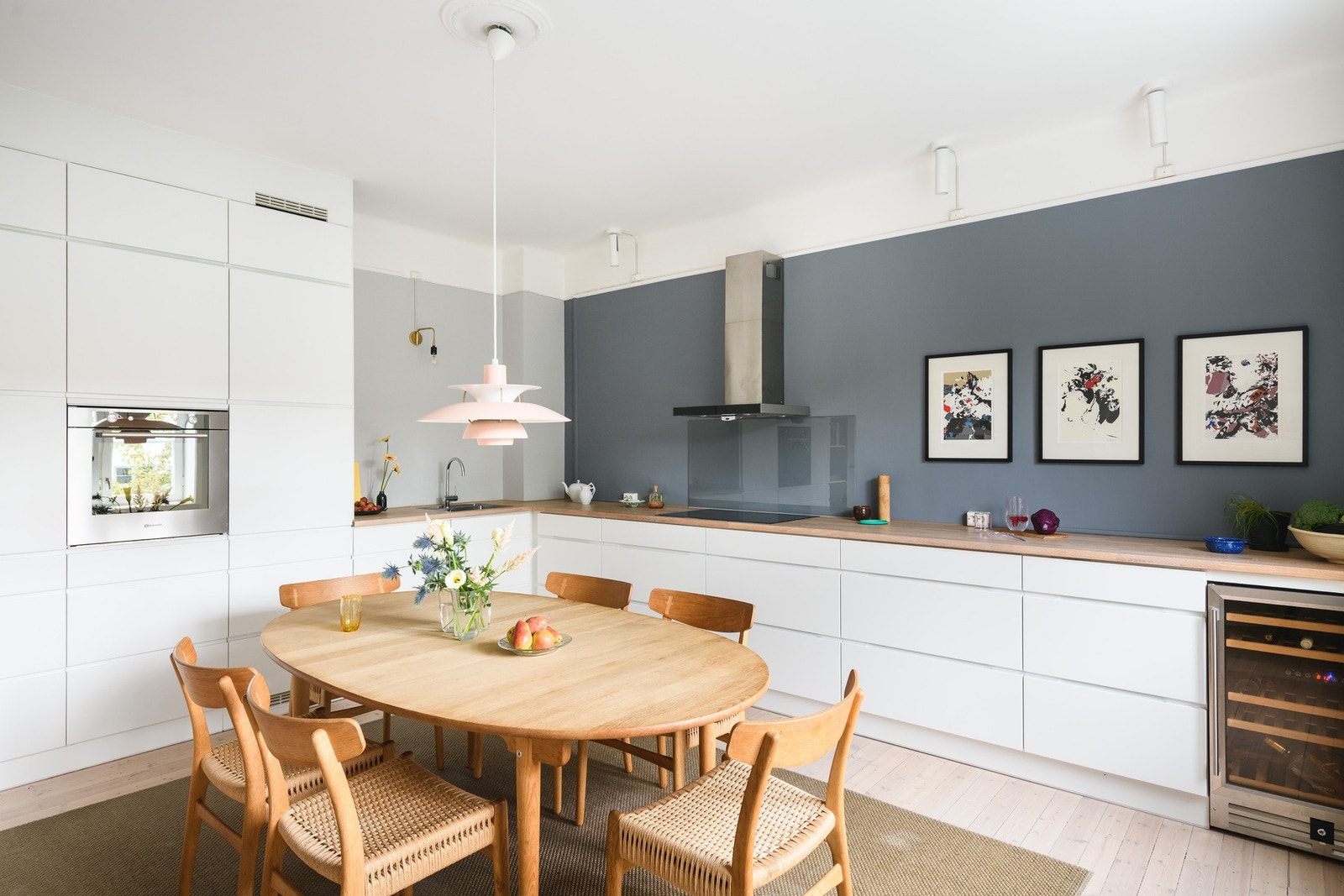 Vakkert kjøkken med spiseplass. Galleribilde