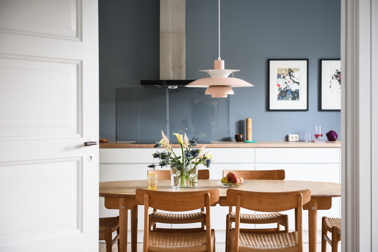 Direkte adkomst mellom stue og kjøkken via doble fløydører. Galleribilde