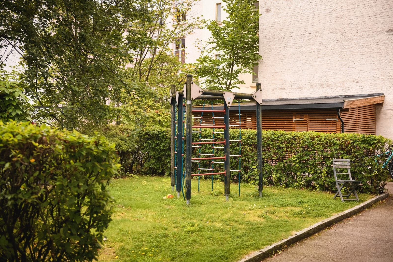 Hyggelig fellesområde med plen og lekestativ. Galleribilde