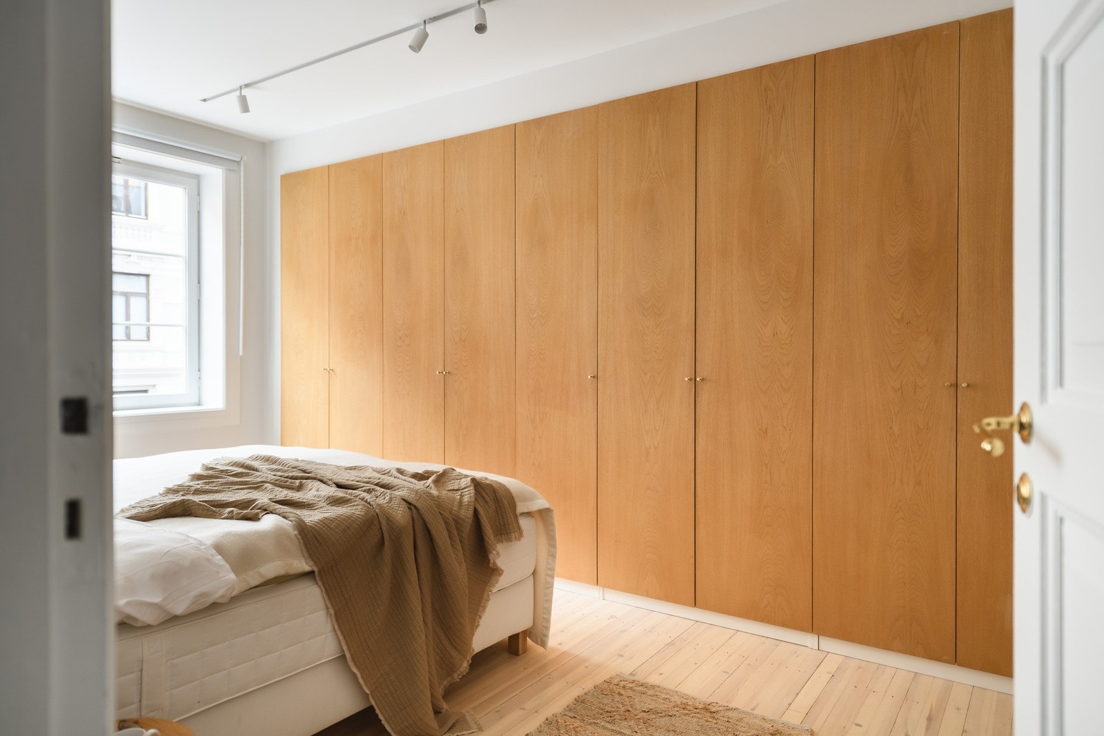 Bred garderobeinnredning med særdeles god lagringsplass. Galleribilde