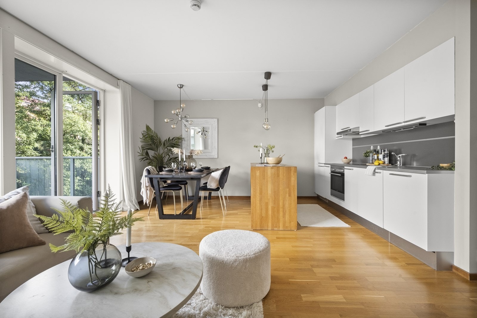 Ved kjøkkenet er det god plass til spisegruppe Galleribilde
