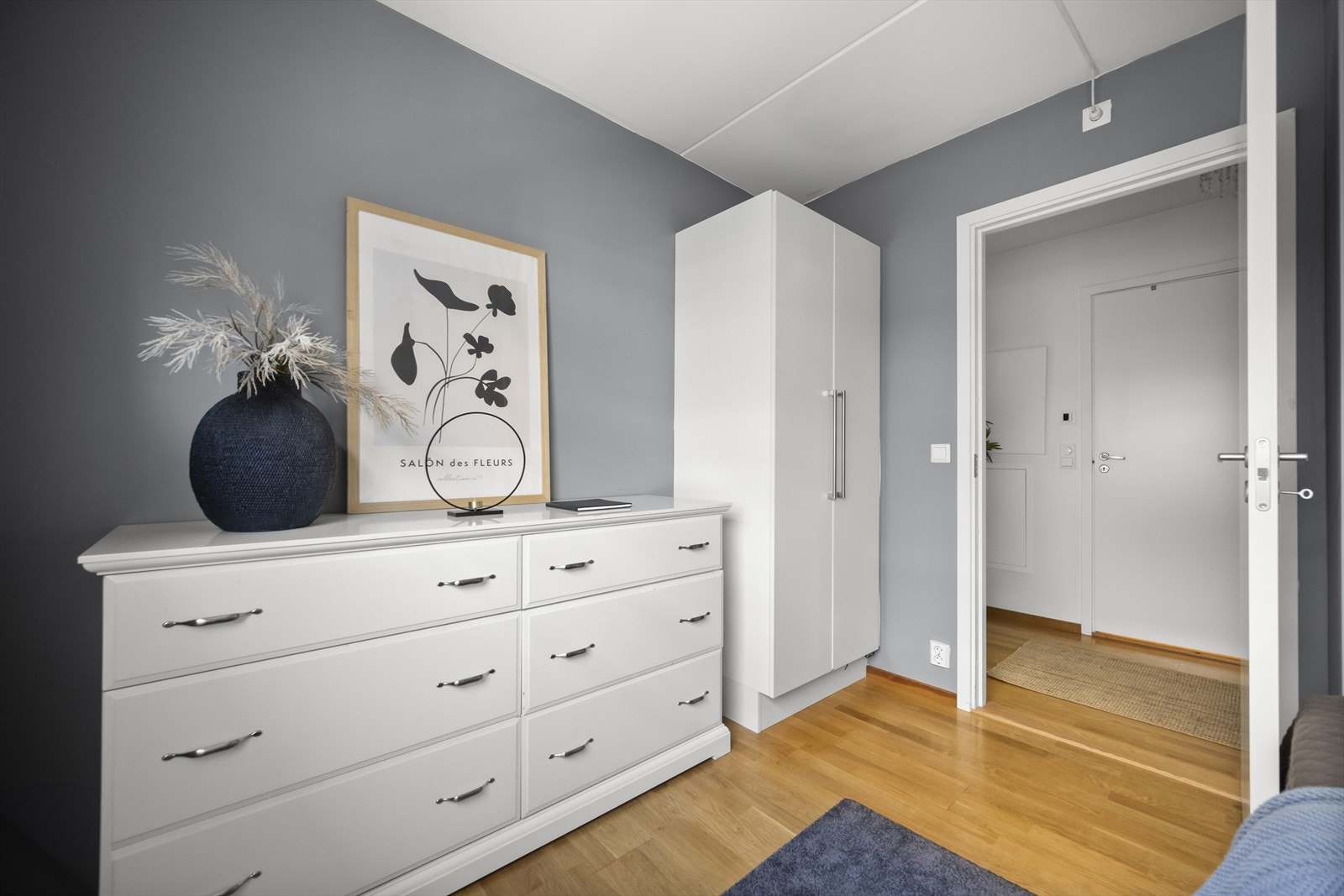 Her er det plass til seng, skrivepult og skap Galleribilde
