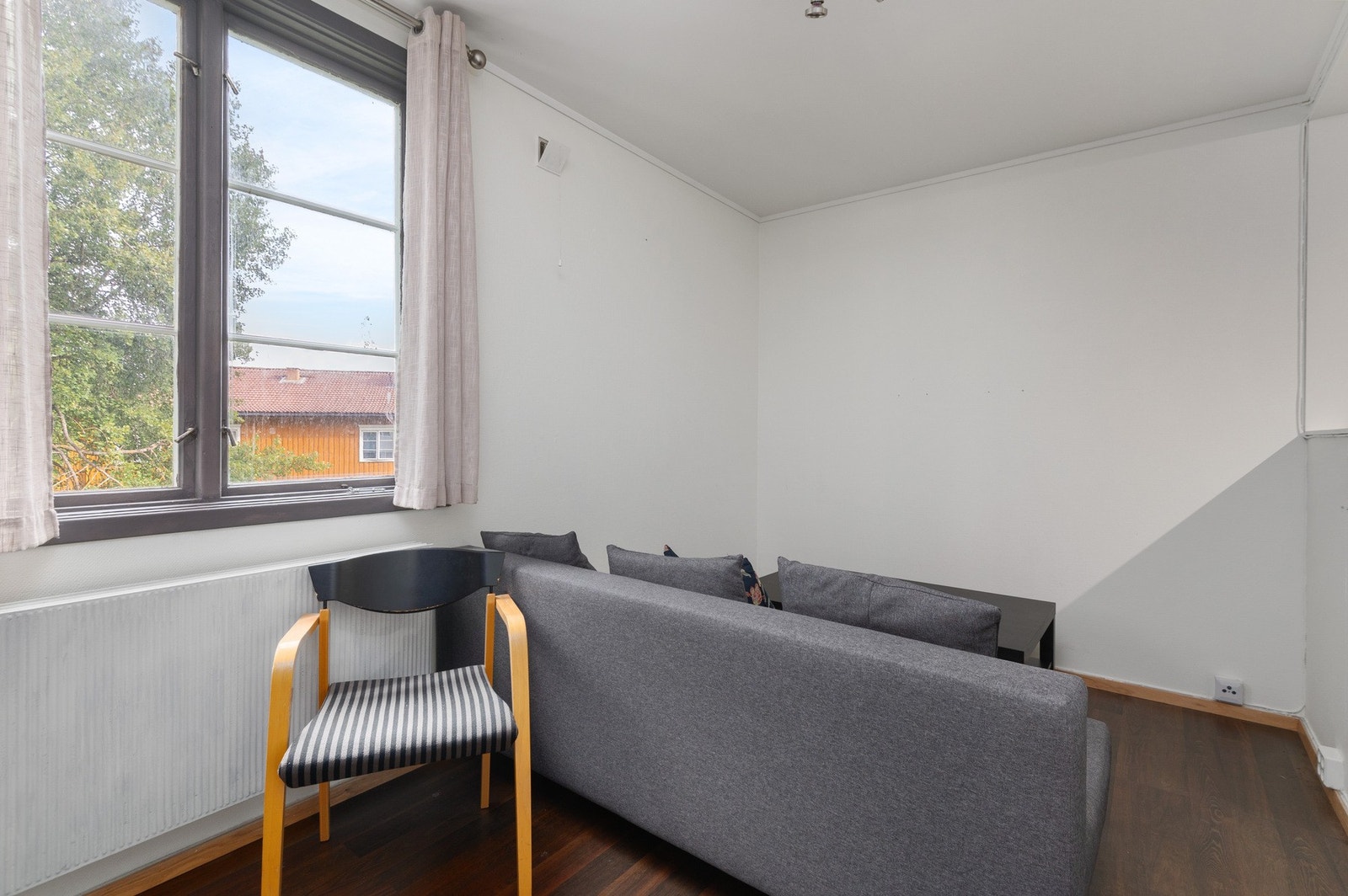 Flott stue med plass til en sittegruppe Galleribilde