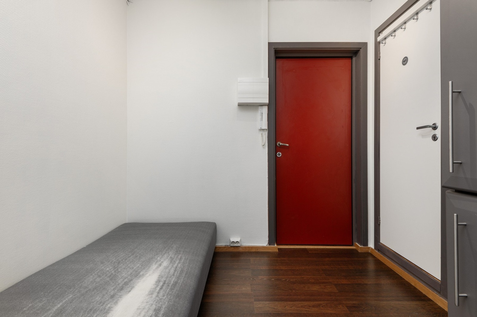 Entré - det er montert callinganlegg i bygget Galleribilde