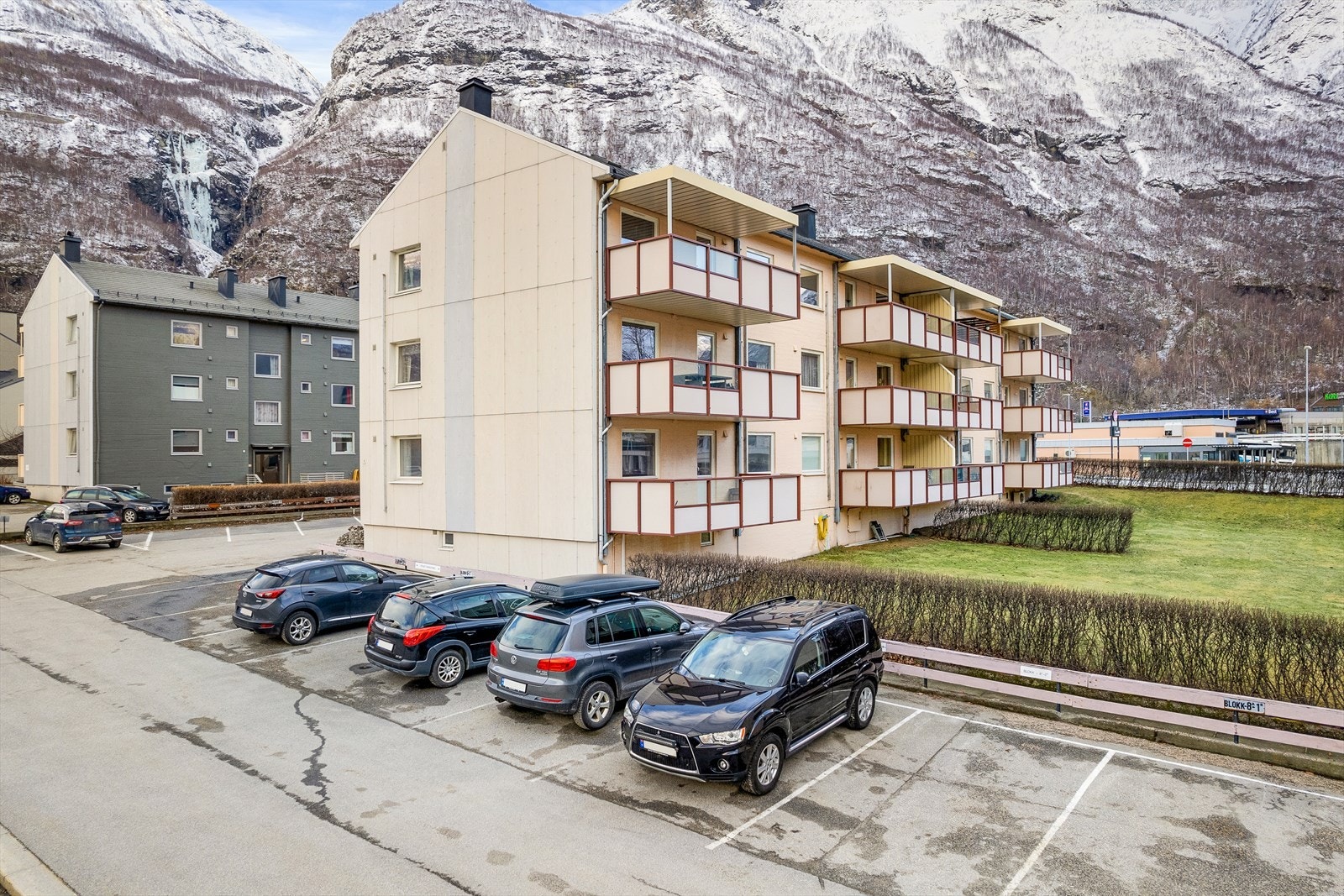 Eigen parkeringsplass tilhøyrande leiligheita, merka med 6B-1B. I tillegg er det god plass pa fellesparkering for besøkande. .jpg Galleribilde