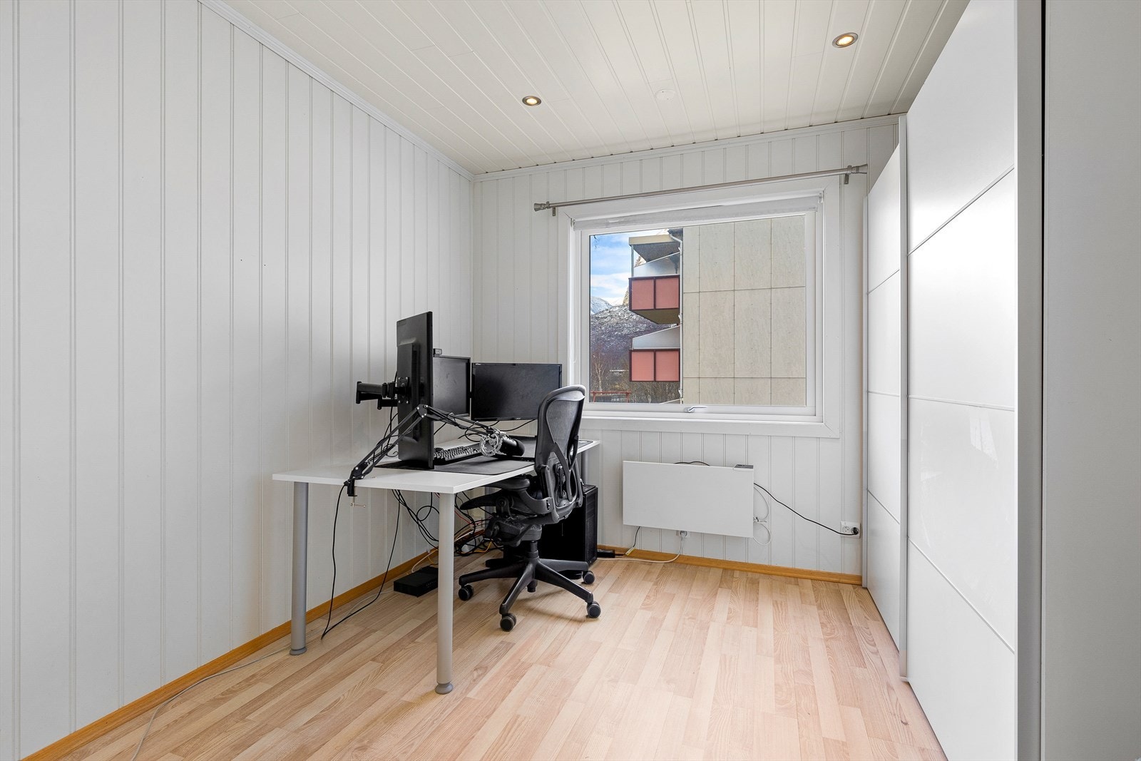 Rommet har plass til både seng og garderobe. Skyvedørsgarderobe medfølger handelen. Galleribilde