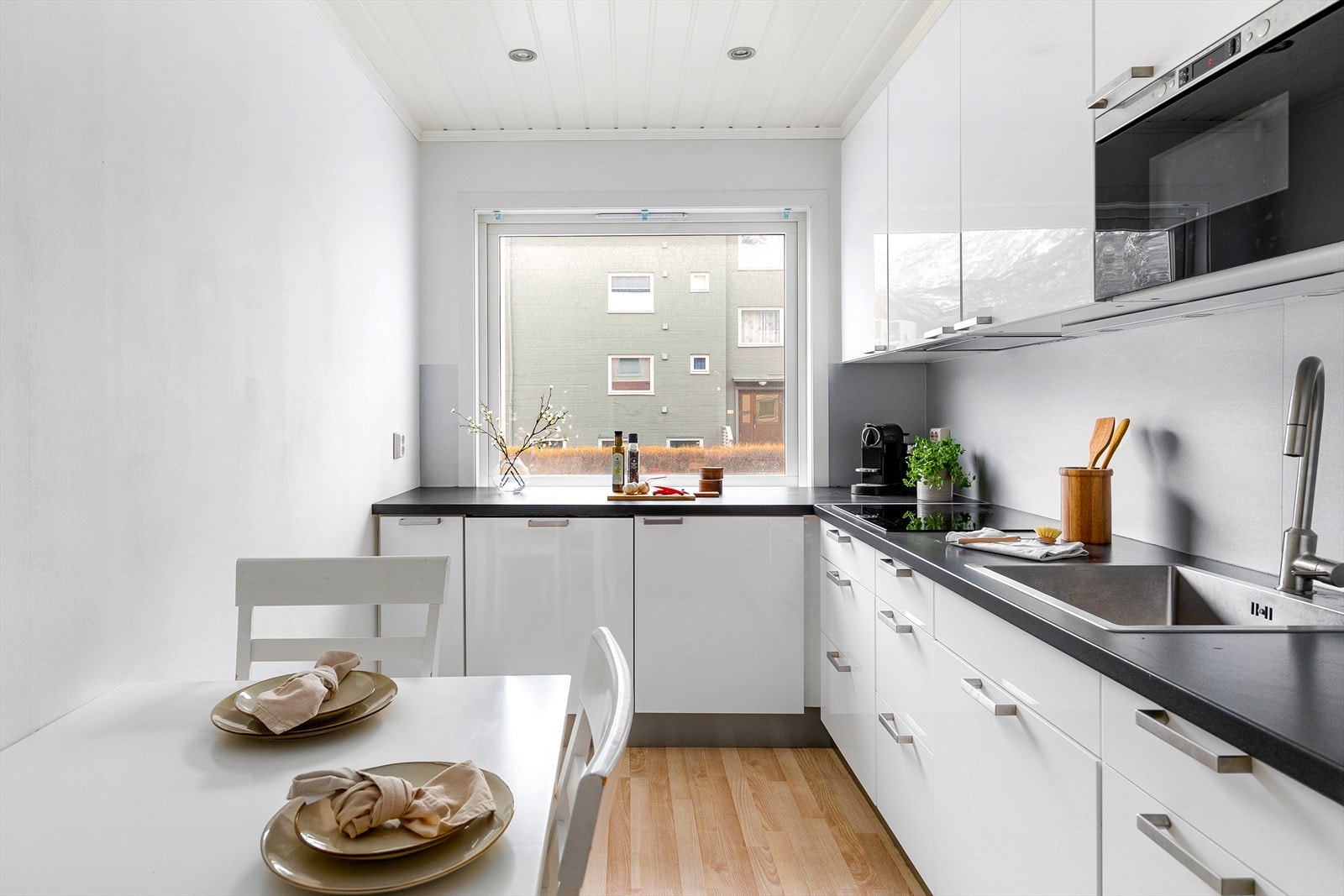 Adskilt Ikea kjøkken frå 2015 har innredning med glatte dørar- og skuffefronter, samt benkeplate av laminat. Galleribilde