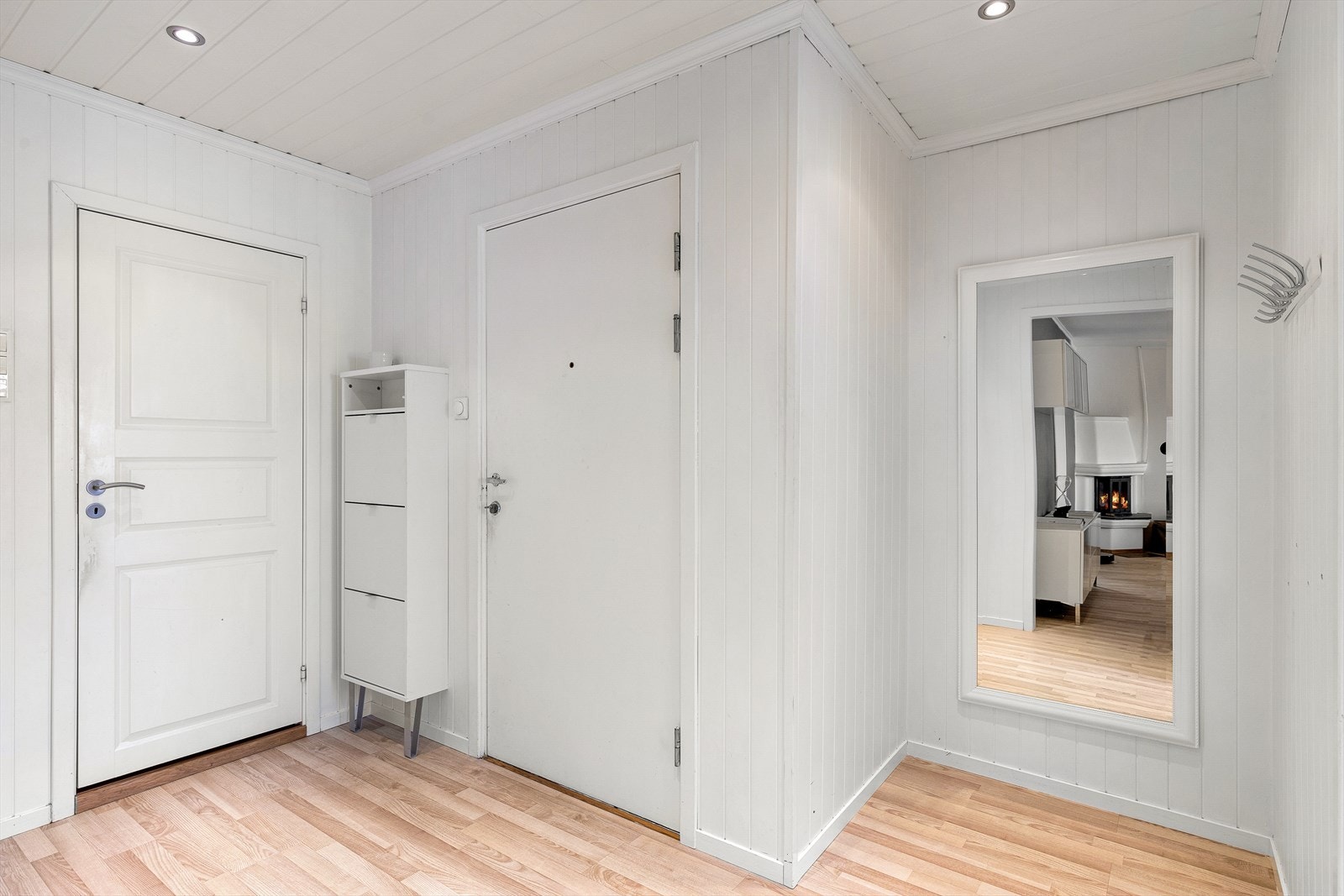 Moglegheit for å sette fra seg sko og henge fra seg yttertøy i gang. Galleribilde