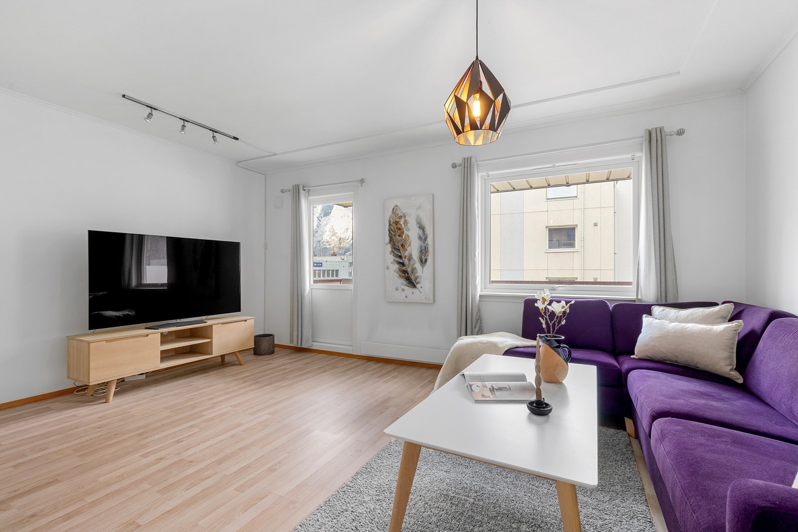Leilegheita framstår velhaldt og gjennomført med moderne fargetonar på veggar. Galleribilde