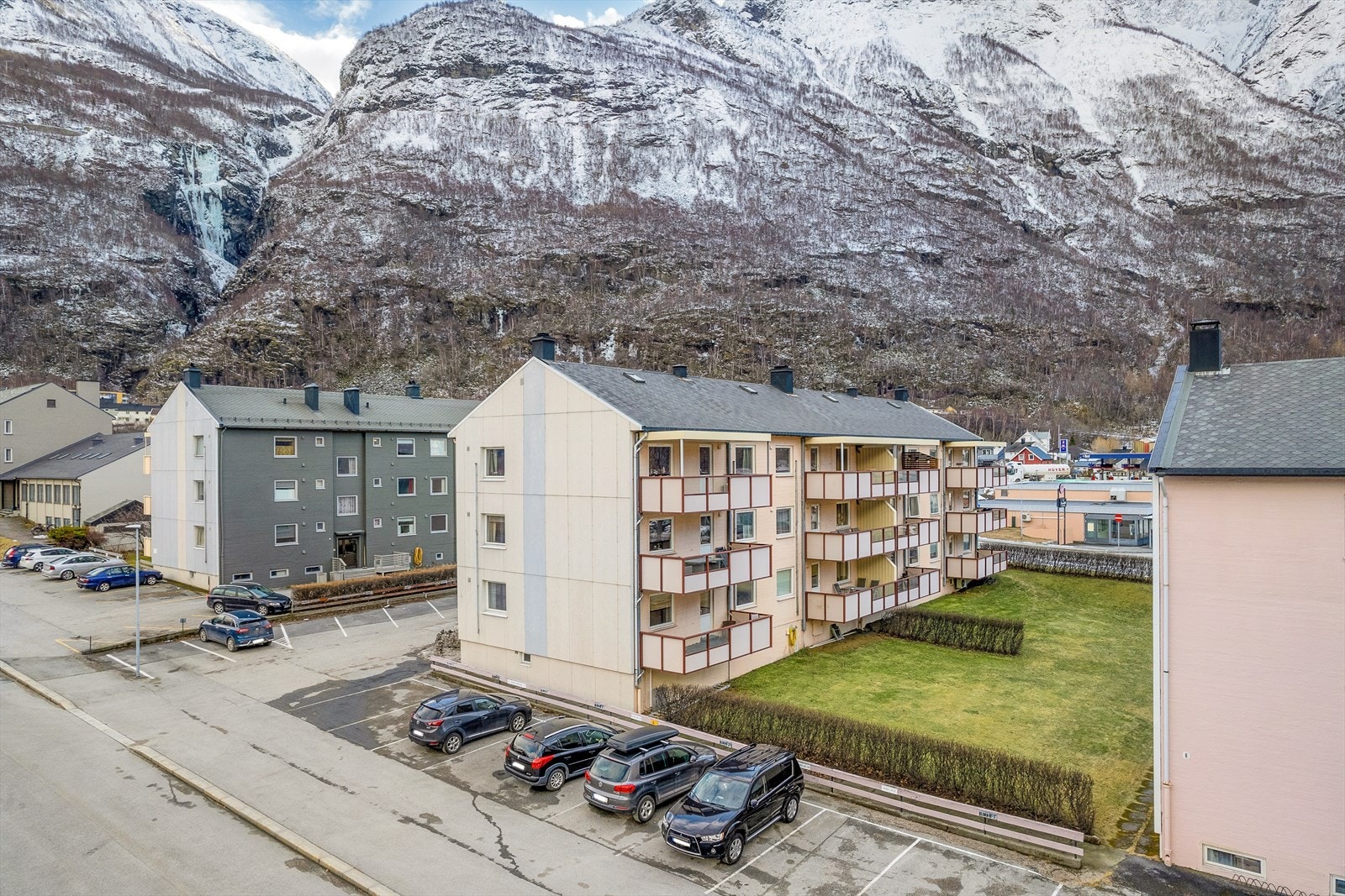 Ei innbydande 3-roms leilegheit med moderne standard og fin planløysing, beliggande i Sauekvei burettslag. Fasadebilete (2023). Galleribilde