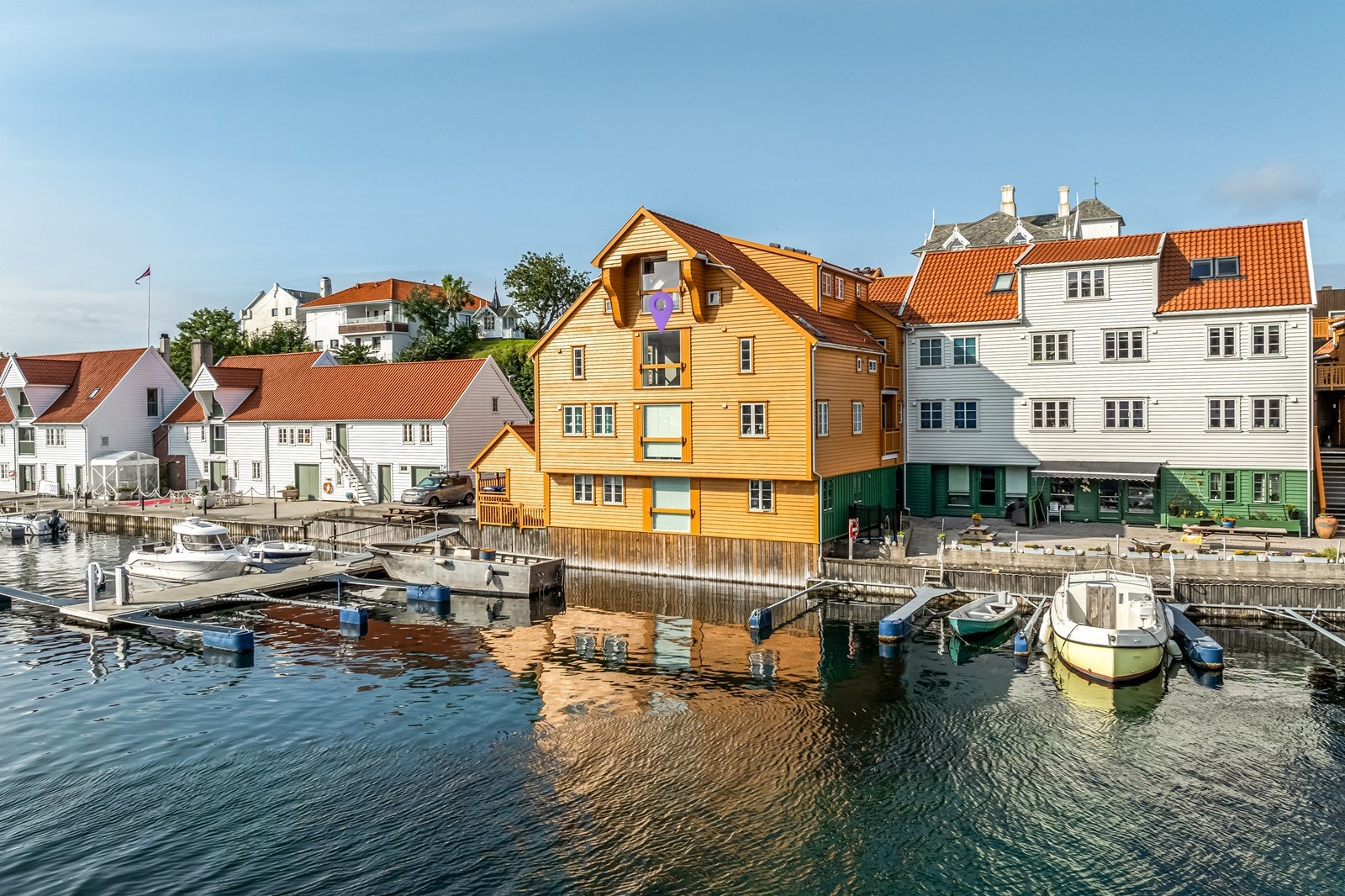 Tilhørende båtplass like utenfor stuevinduet! Galleribilde