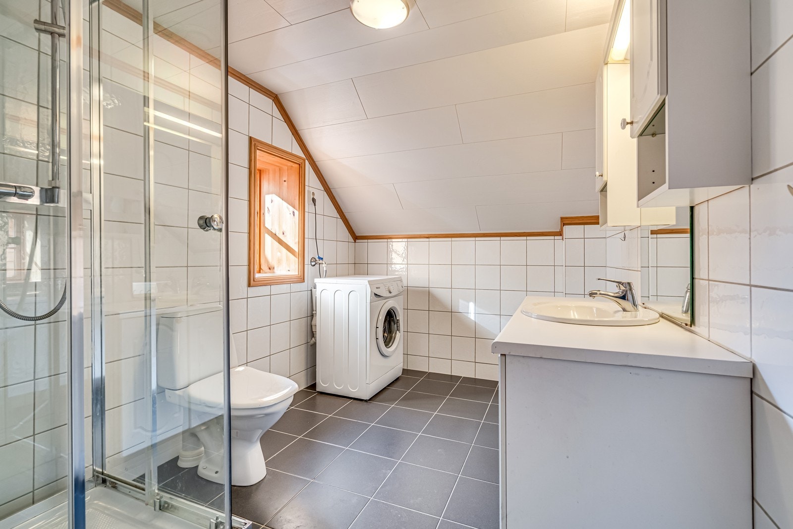 Stort helfliset baderom Galleribilde