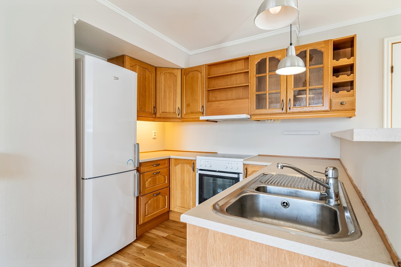 Velholdt og innholdsrik kjøkkeninnredning Galleribilde