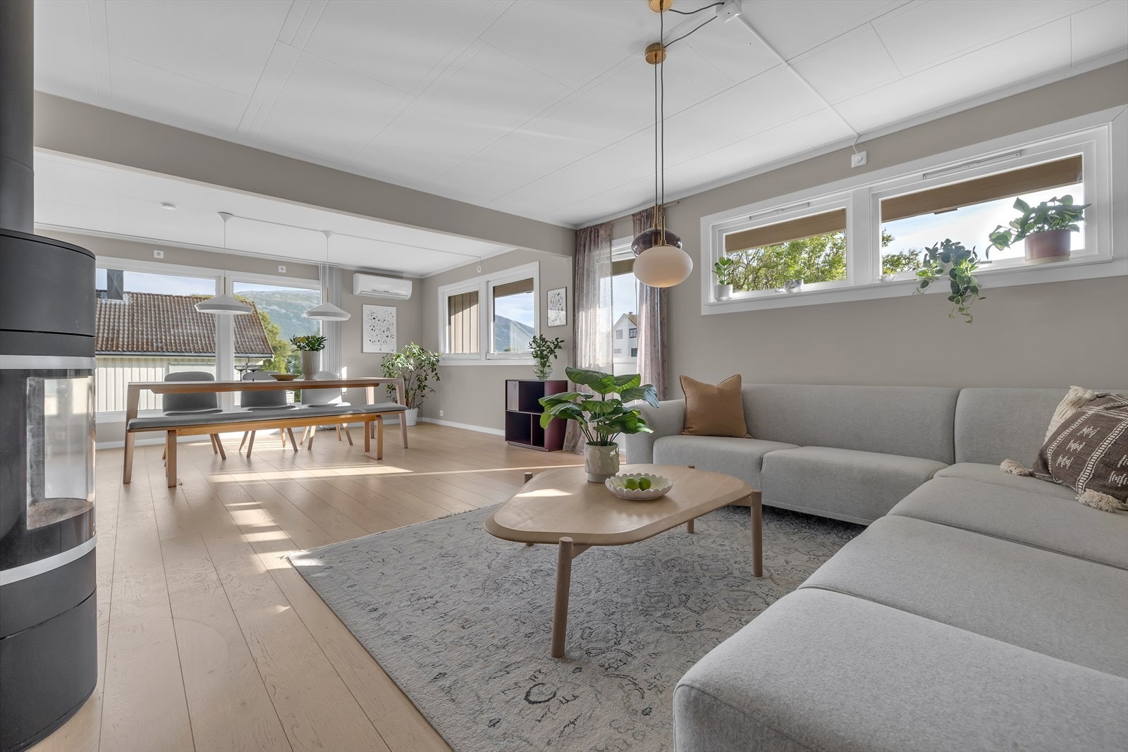 Mye vinduer som slipper inn masse naturlig lys Galleribilde