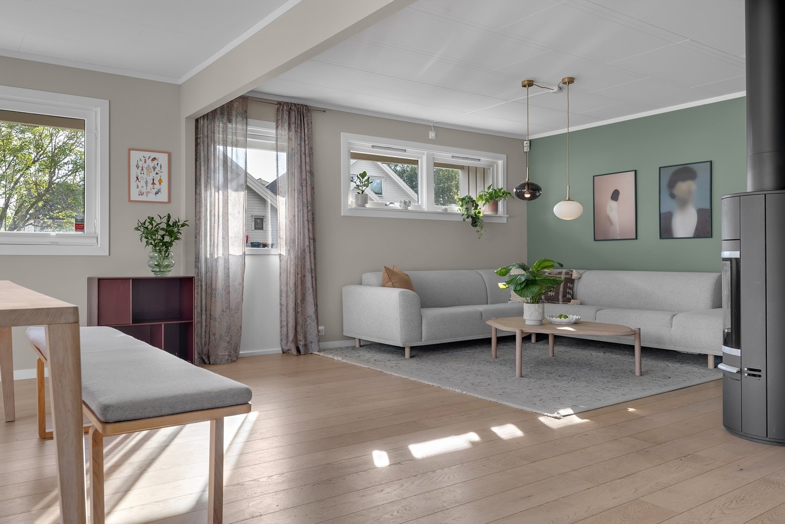 Fra stuen er det utgang til sørvendt veranda Galleribilde