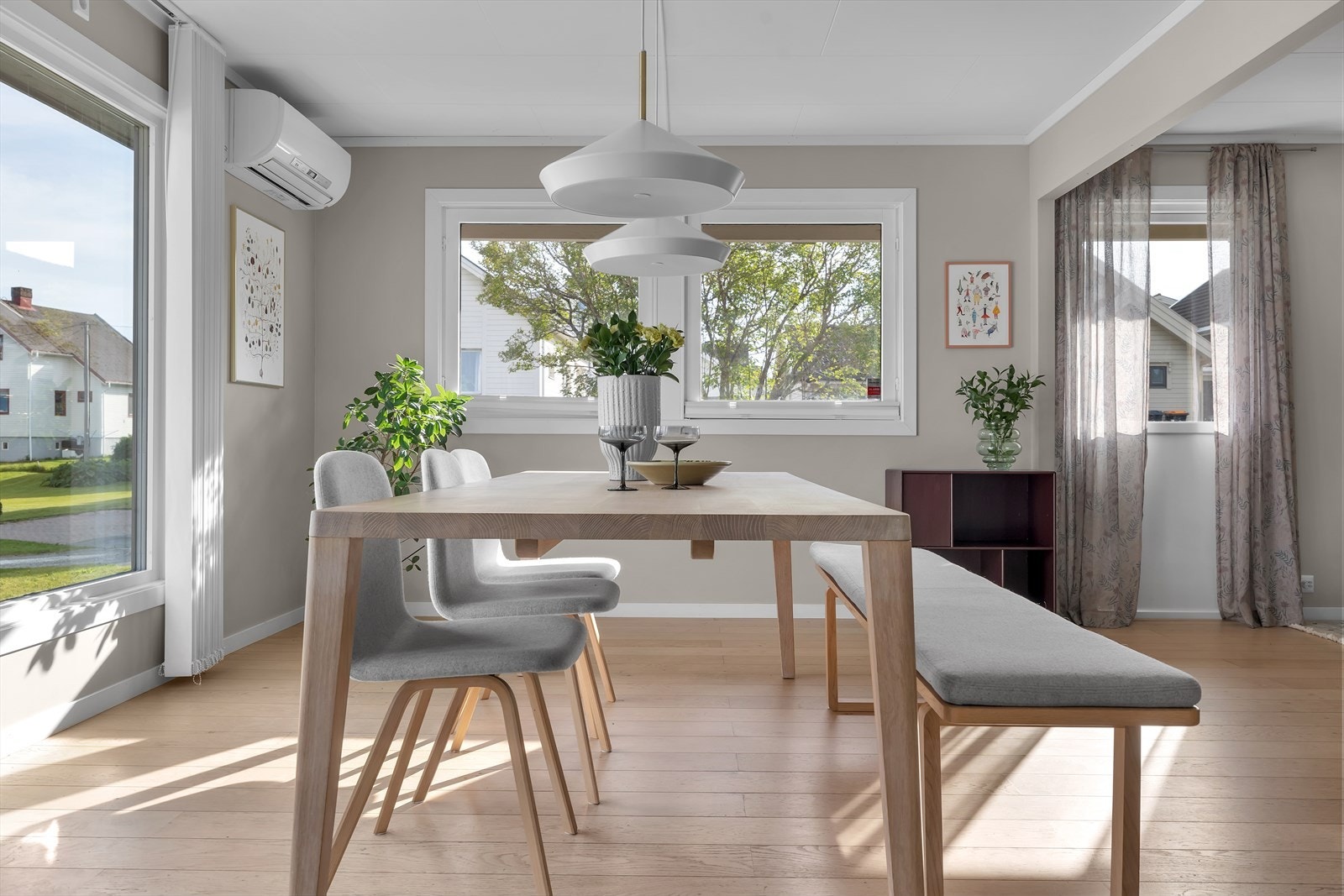 God plass til stort spisebord Galleribilde