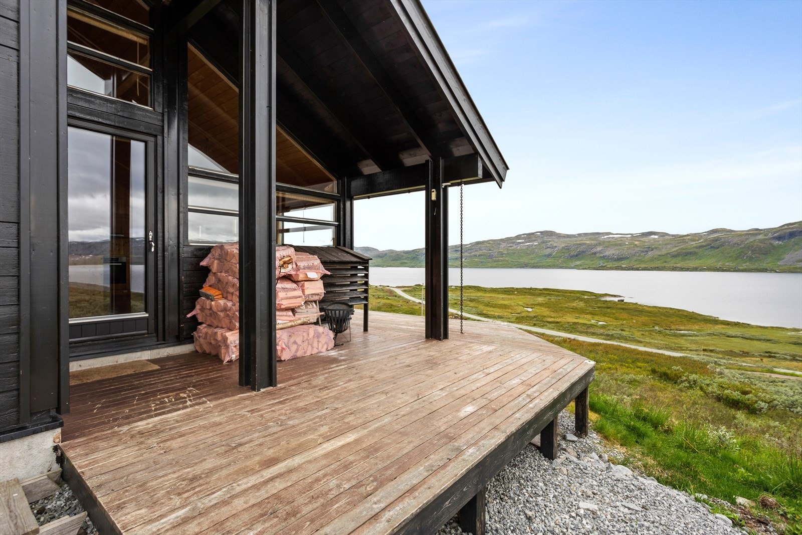 Frå stova er det utgang til stor terrasse. Galleribilde