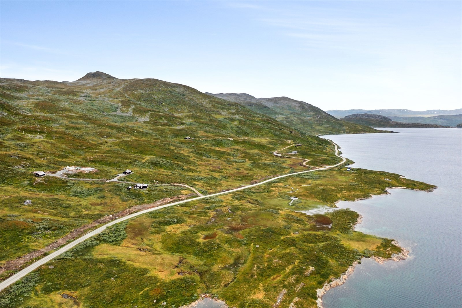 Det er ca. 12 km til næraste alpinanlegg som er Tyin-Filefjell skisenter som har fem heisar og totalt 17 km nedfartar. Galleribilde