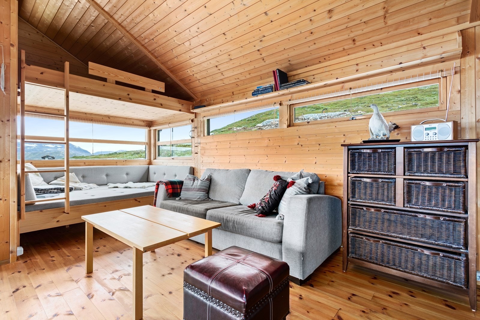 Opphaldsrommet har god møbleringsfriheit og har ein koseleg plassbygd sofakrok. Galleribilde