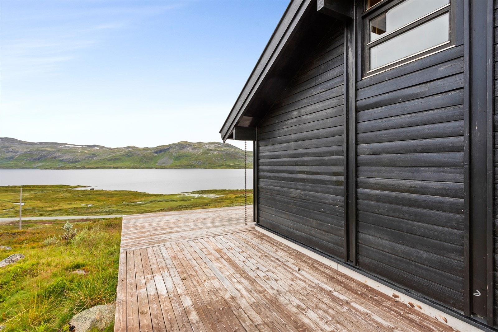 Fritidsbustaden har fri og fin beliggenheit og er eit perfekt utgangspunkt for turar både sommar og vinter. Galleribilde