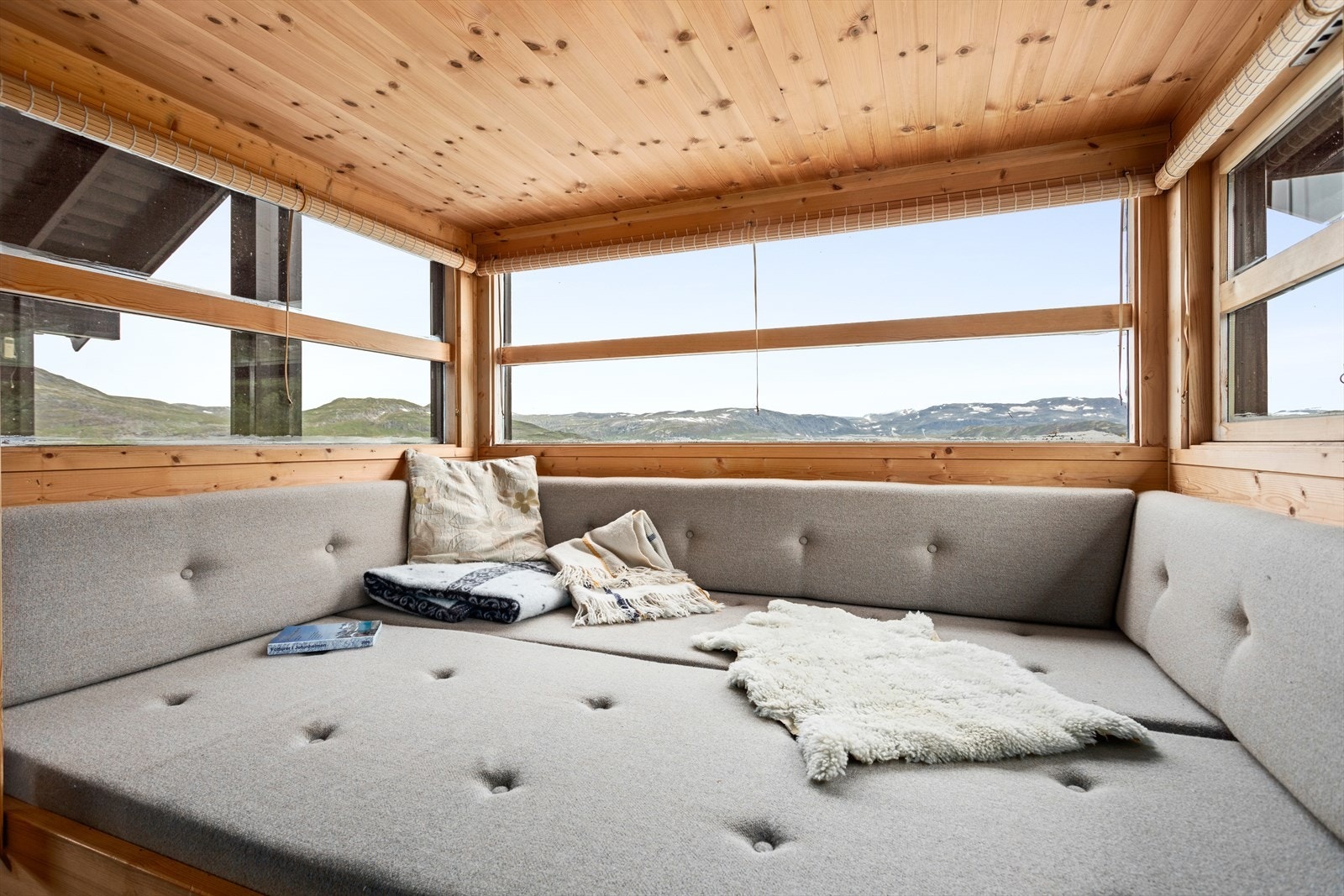 Her kan ein slappe av med ei god bok eller nyte den flott utsikta. Galleribilde