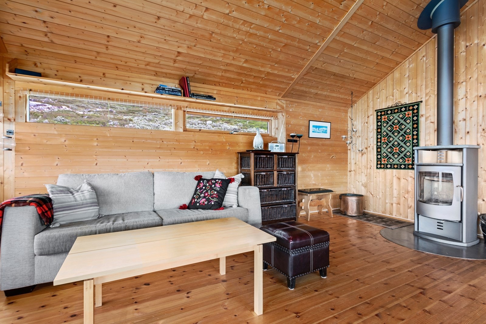 God plass til sofagruppe framfor peisomnen. Galleribilde