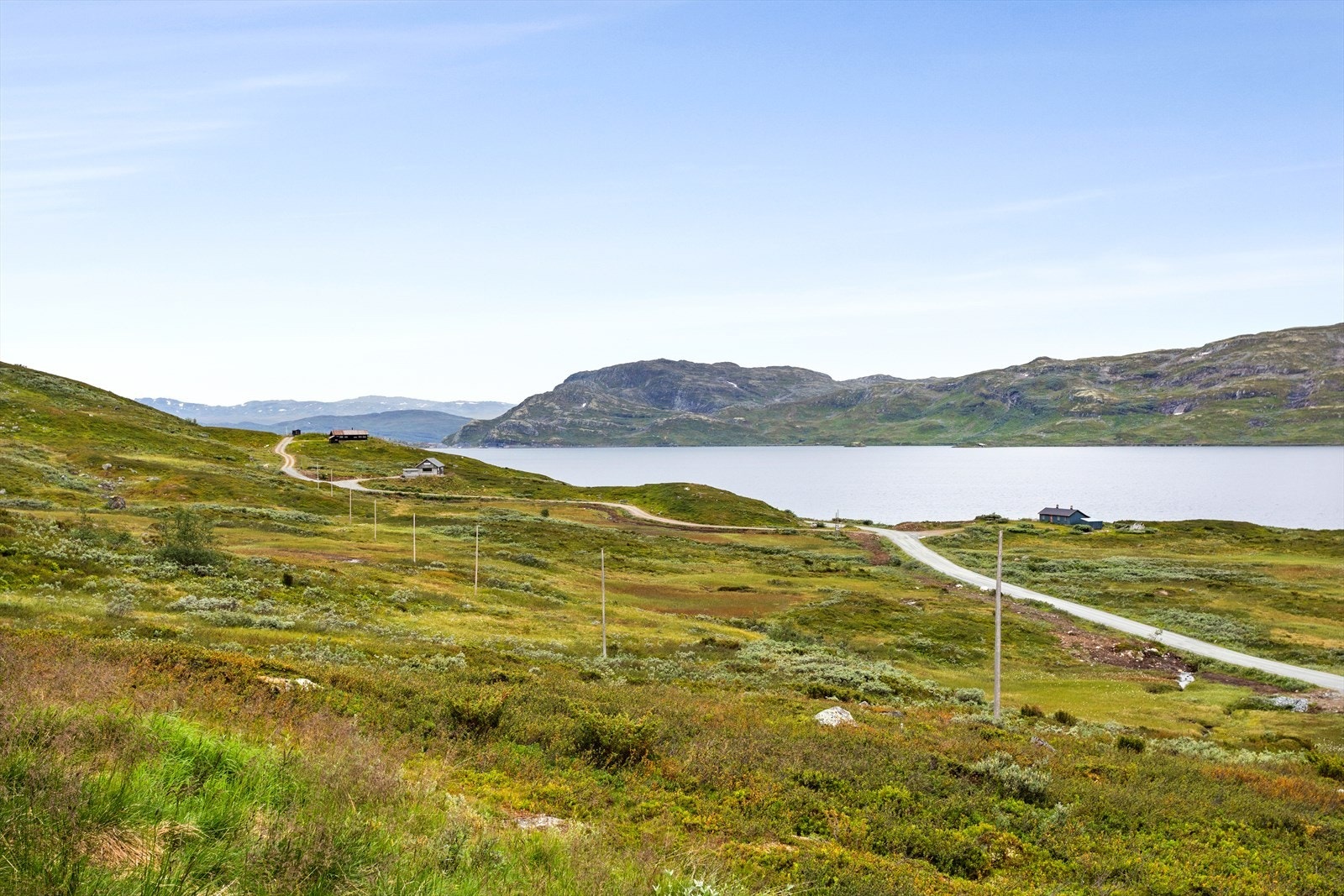 Fleire av Jotunheimens toppar over 2000 meter kan nåast på dagstur og det er gode fiskemogelegheiter i dei mange fjellvatna i området. Galleribilde