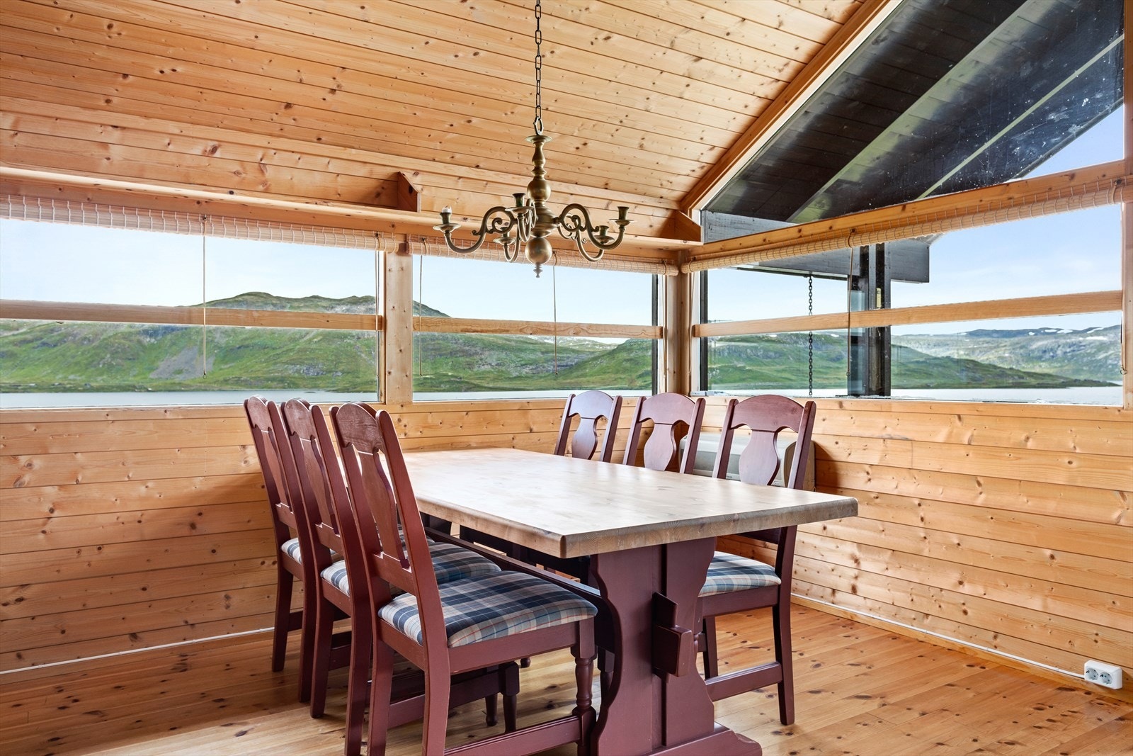 God plass til stort spisebord. Galleribilde