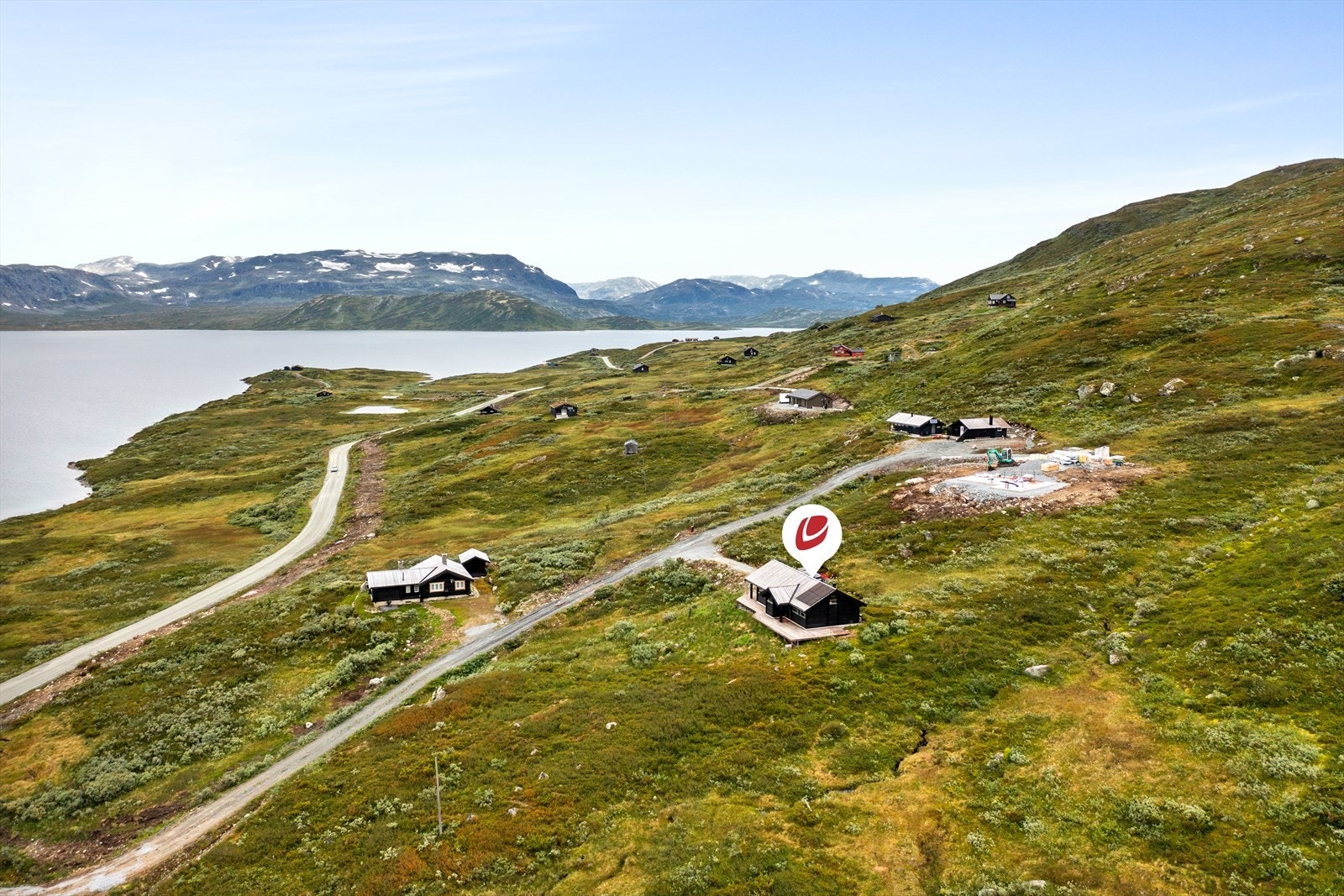 Her er ein omgitt av mektige fjell og flott natur, og områda rundt Eidsbugarden et eit av Norges mest attraktive rekreasjonsområder. Galleribilde