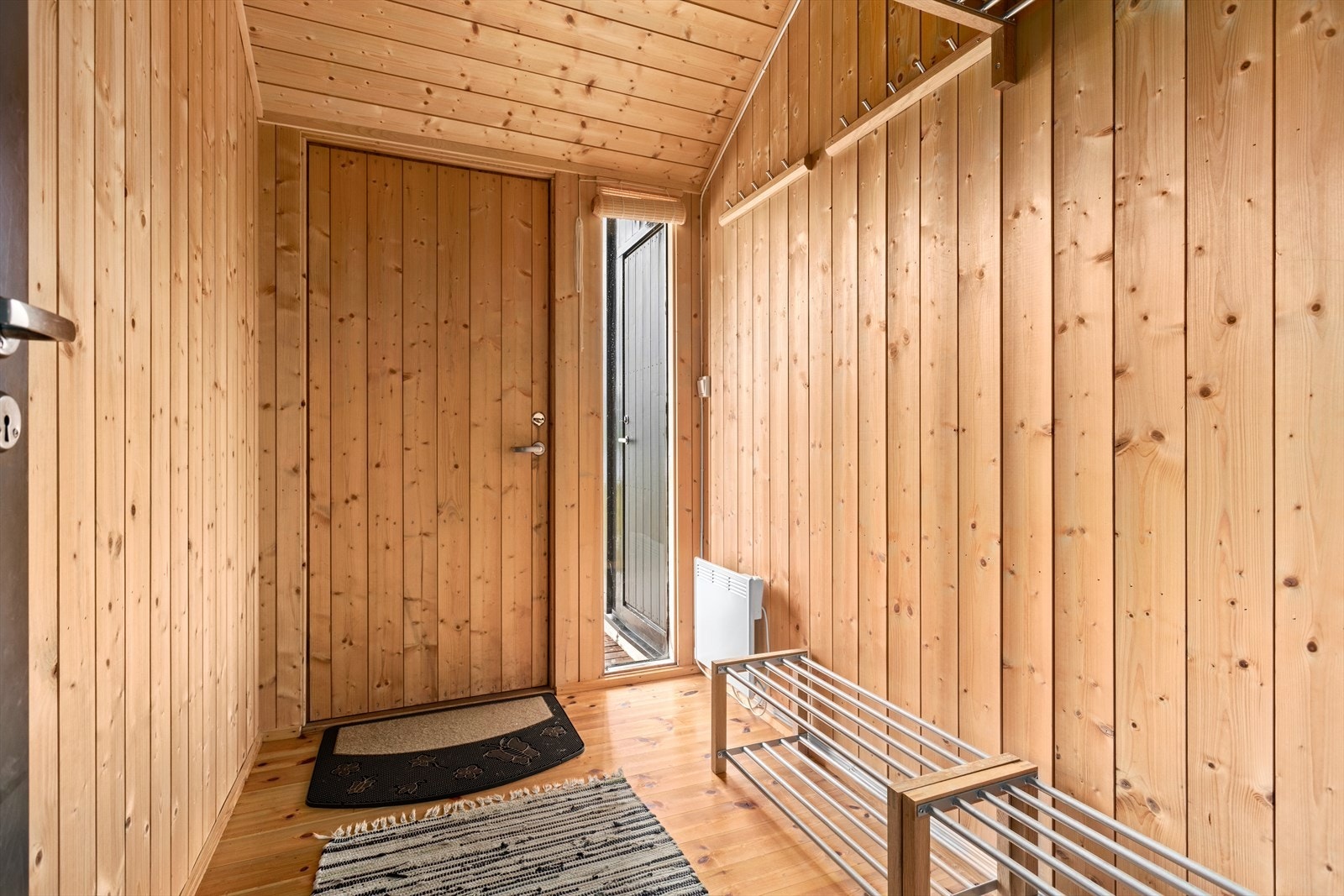 Velkomen inn! Innvendige overflater består i hovudsak av furugolv og trepanel i tak og på veggar. Galleribilde