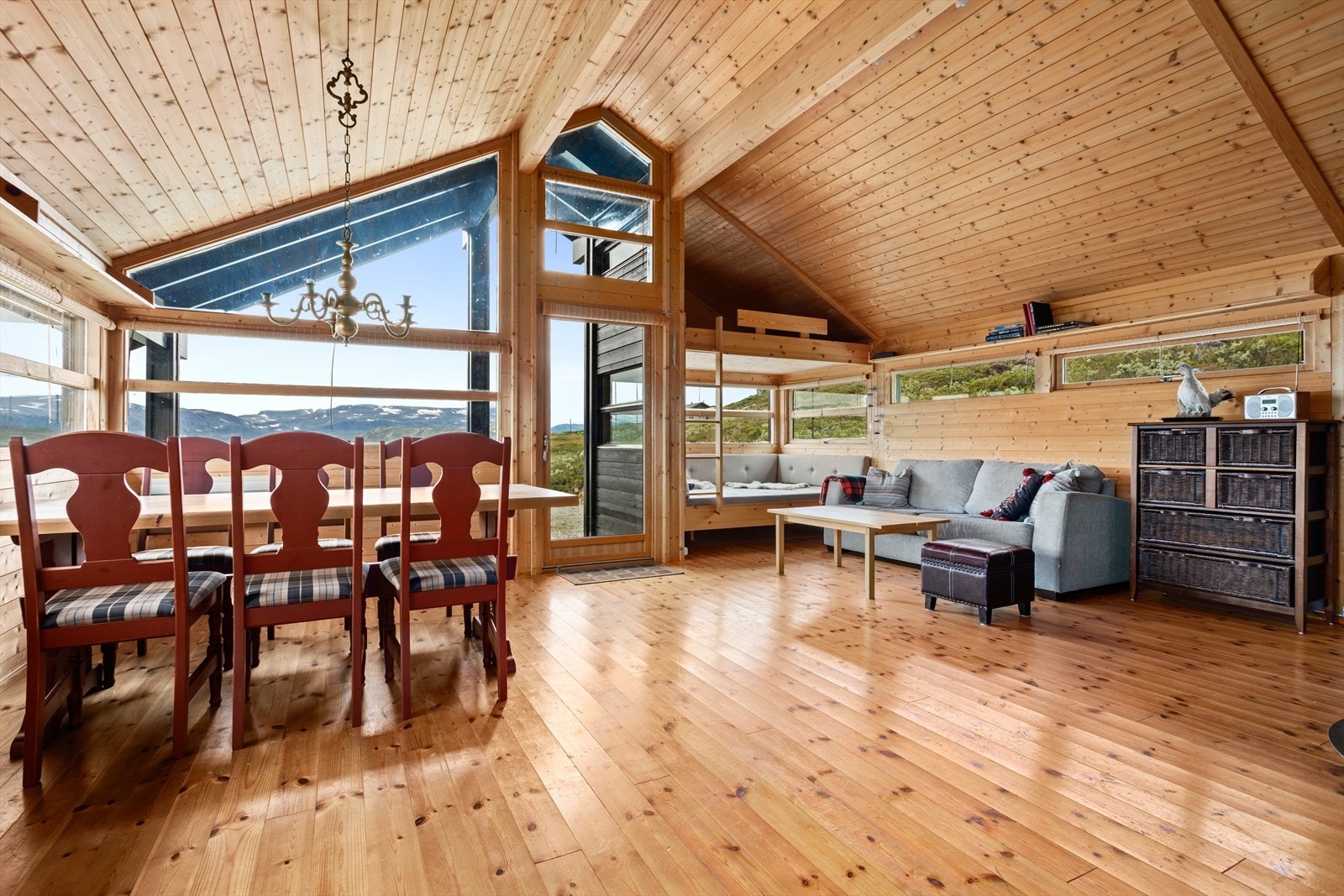 Dei gode vindaugsflatene slepp inn rikeleg med naturleg lys og gjev eit fint utsyn. Galleribilde