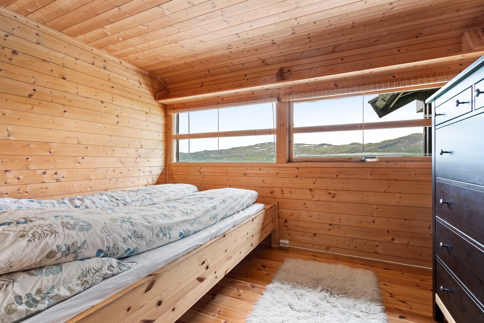 Alle soveromma har plassbygde senger og plass til oppbevaring i form av kommodar eller skap. Galleribilde