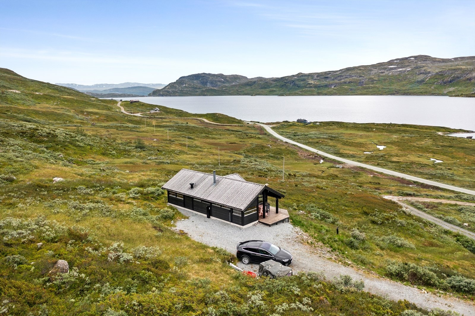Det er sommarveg heile vegen fram til hytta med gode parkeringstilhøve. Galleribilde