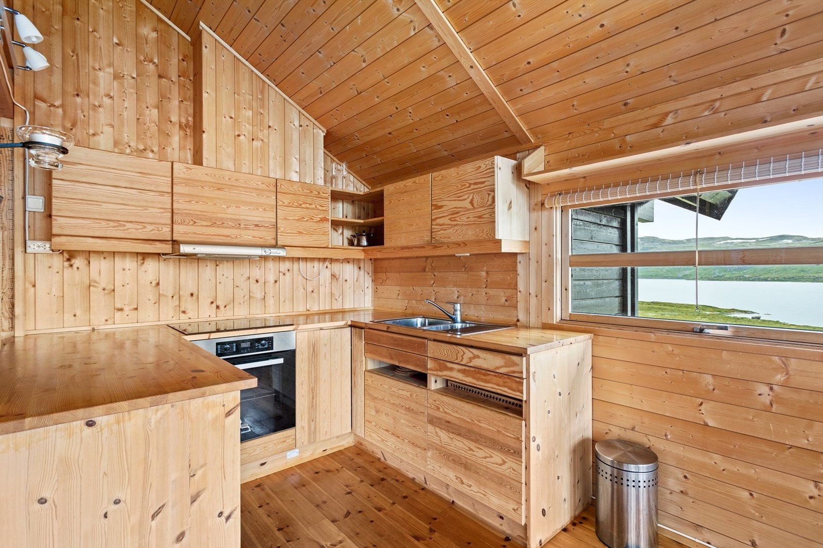 Kvitevarer i form av steikeomn, platetopp og kjøleskap. Galleribilde