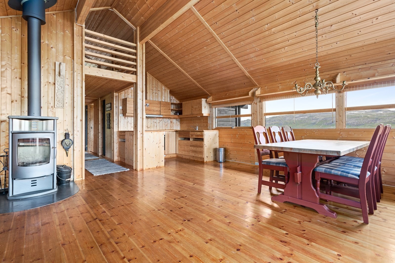 Stova og kjøkkenet er i open løysing, noko som dannar eit triveleg, ope og sosialt allrom. Galleribilde