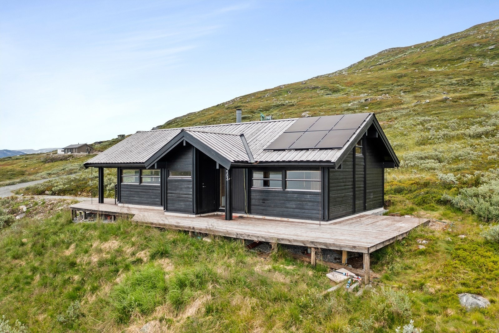 Ei flott familiehytte med fri og fin beliggenheit på 1115 moh. i svært naturskjønne omgivelsar. Hytta har nyleg innlagt straum og solceller på tak medfølger med mulegheit for å bli plusskunde. Galleribilde