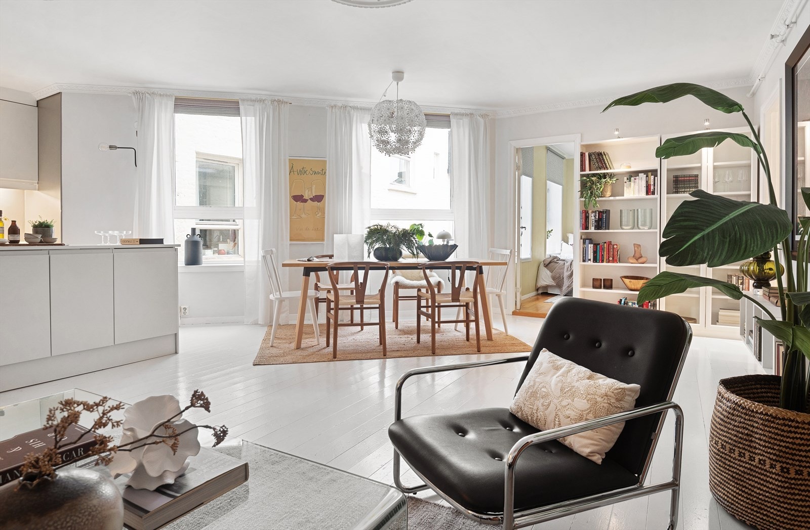 Stuen har store vinduer med et hyggelig utsyn ut mot bakgården. Galleribilde