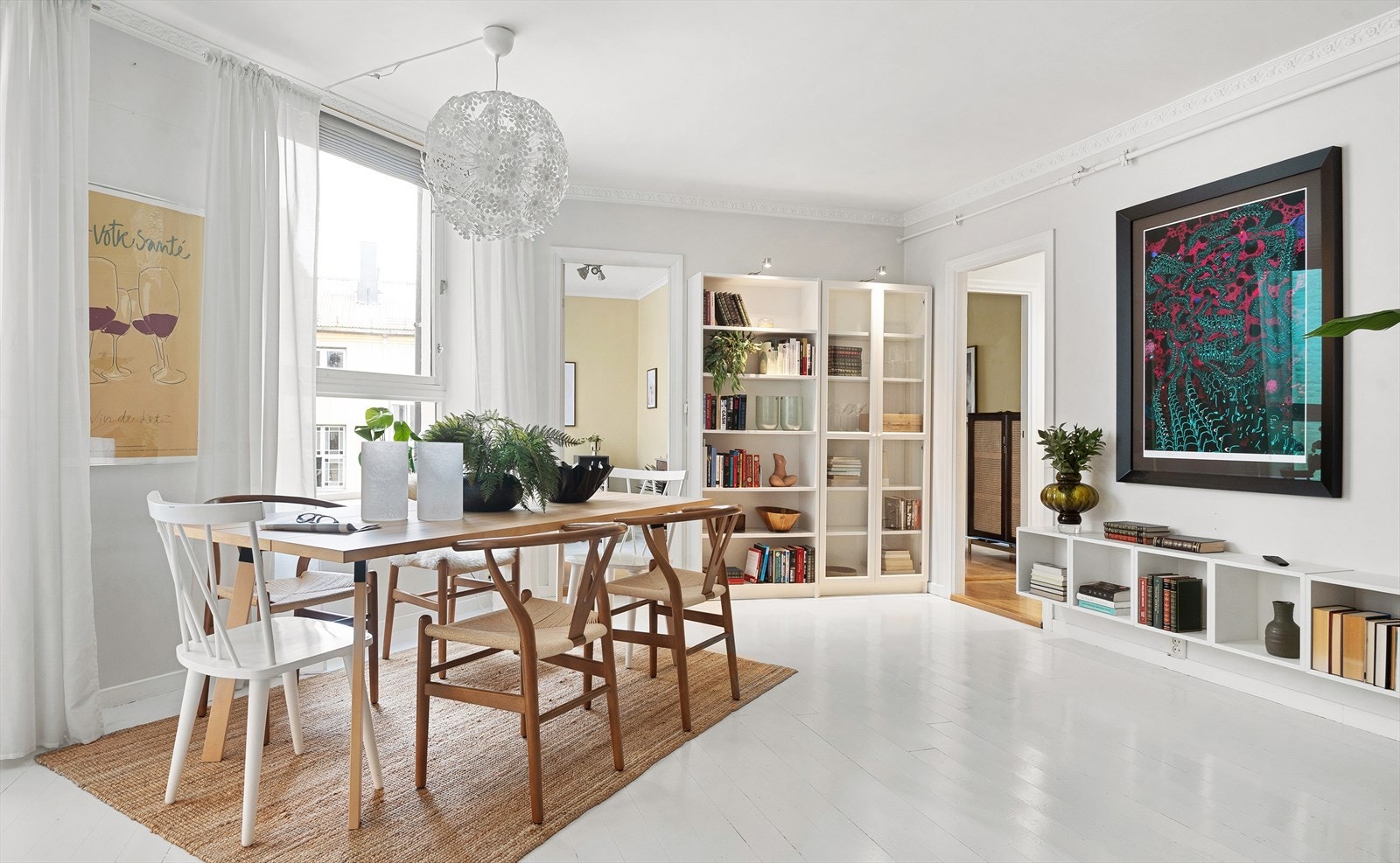 I stuen er det også plass til et stort spisebord hvor man har mulighet til å samle venner eller familie til hyggelige sammenkomster. Galleribilde