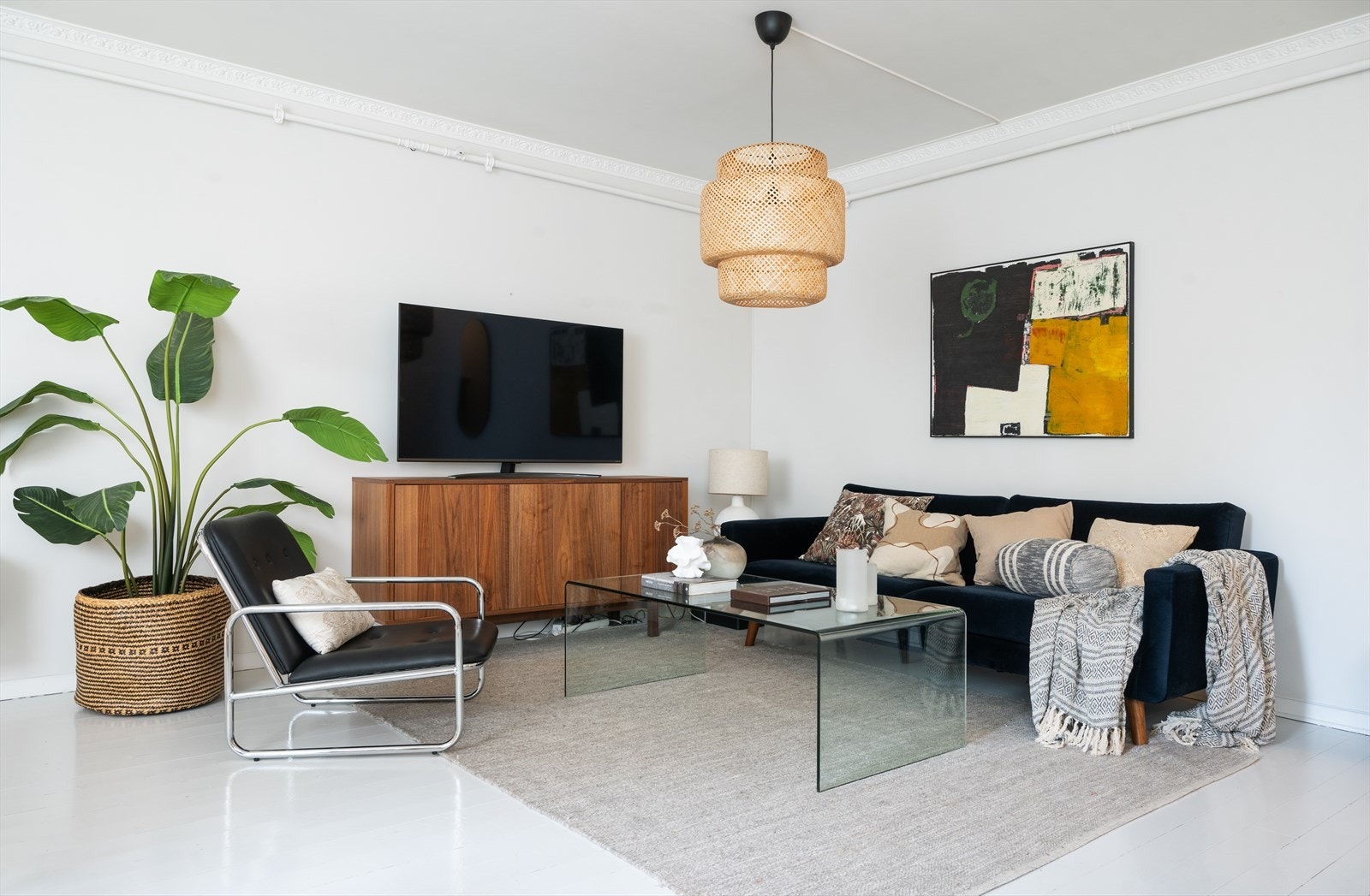 Åpen, lys og luftig stue med flere innredningsmuligheter. Galleribilde