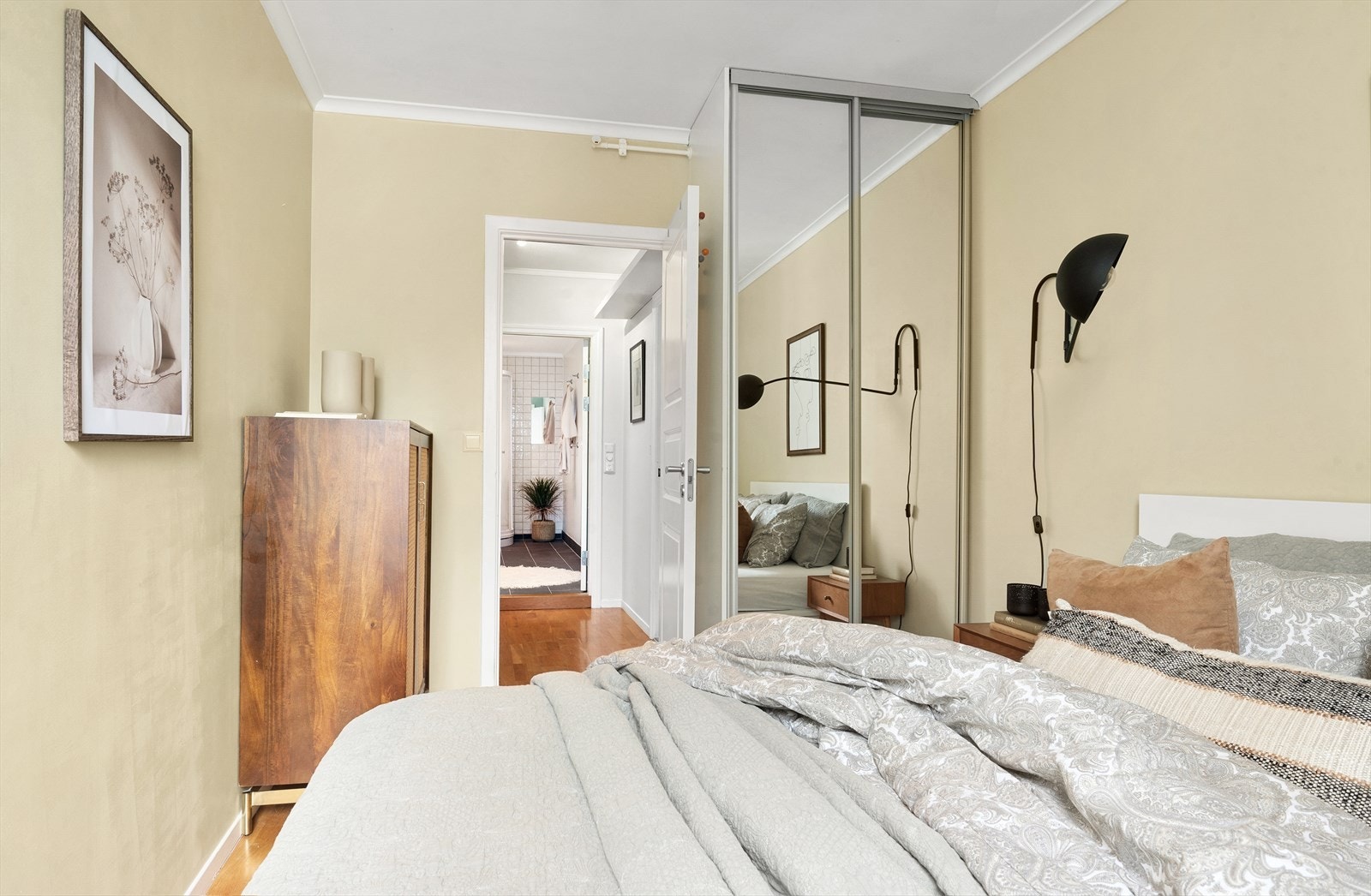 Her er det god plass til dobbeltseng, tilhørende nattbord og praktiske oppbevaringsløsninger. Galleribilde