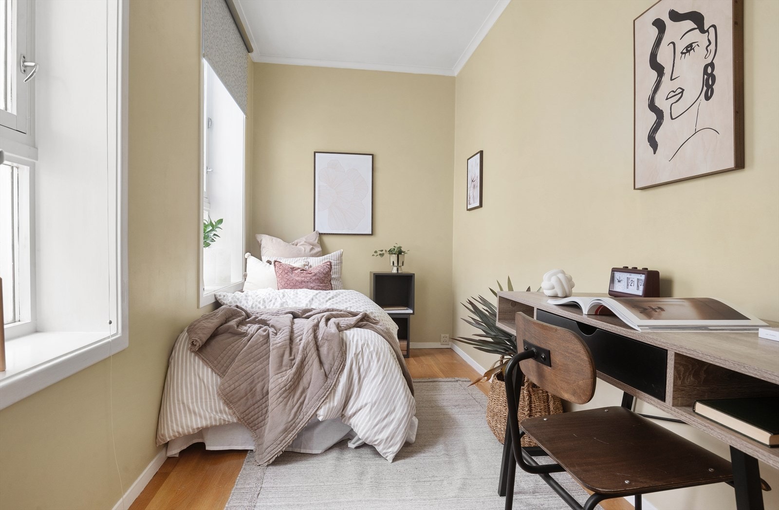 Leilighetens andre soverom har store vindusflater som gjør rommet lyst og luftig. Galleribilde