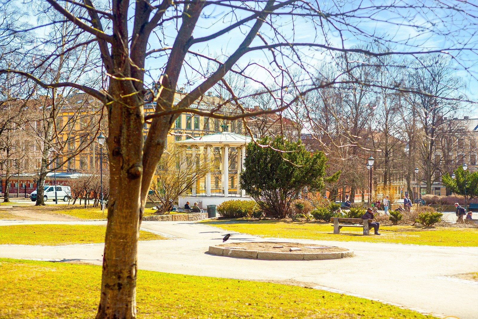 Rett ved leiligheten finner du flotte Birkelunden med sin unike paviljong. Galleribilde